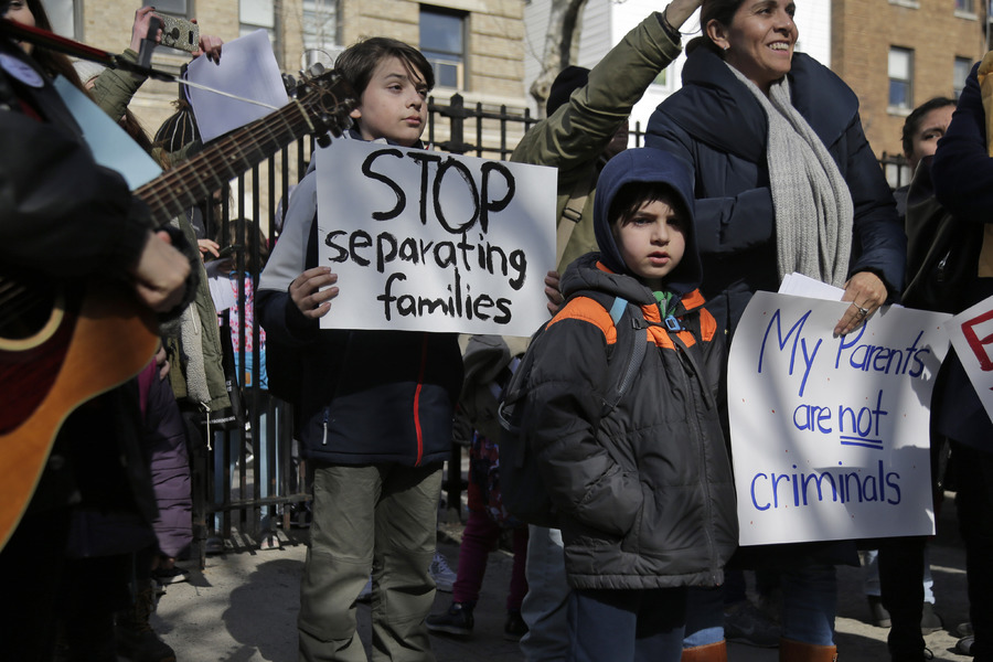 Estudiantes y padres de la Escuela Puente del Castillo se reunieron para una protesta frente a la escuela en Nueva York. (AP)