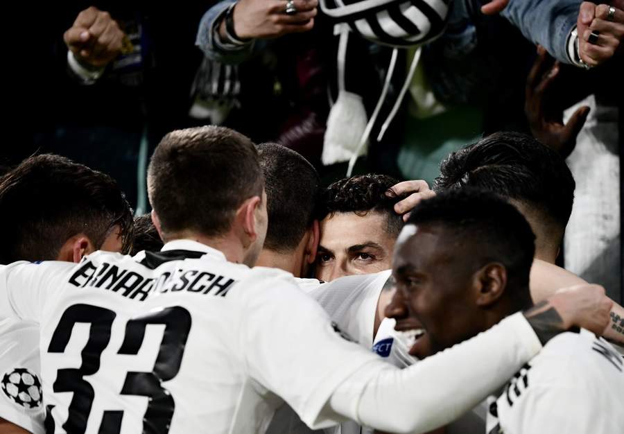 Cristiano Ronaldo es abrazado por sus compañeros de la Juventus tras un gol del portugués. (Especial)