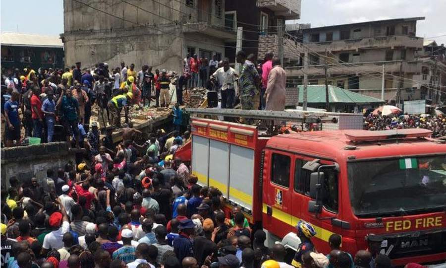 Colapsa edificio con escuela en Nigeria; hay más de 100 niños atrapados