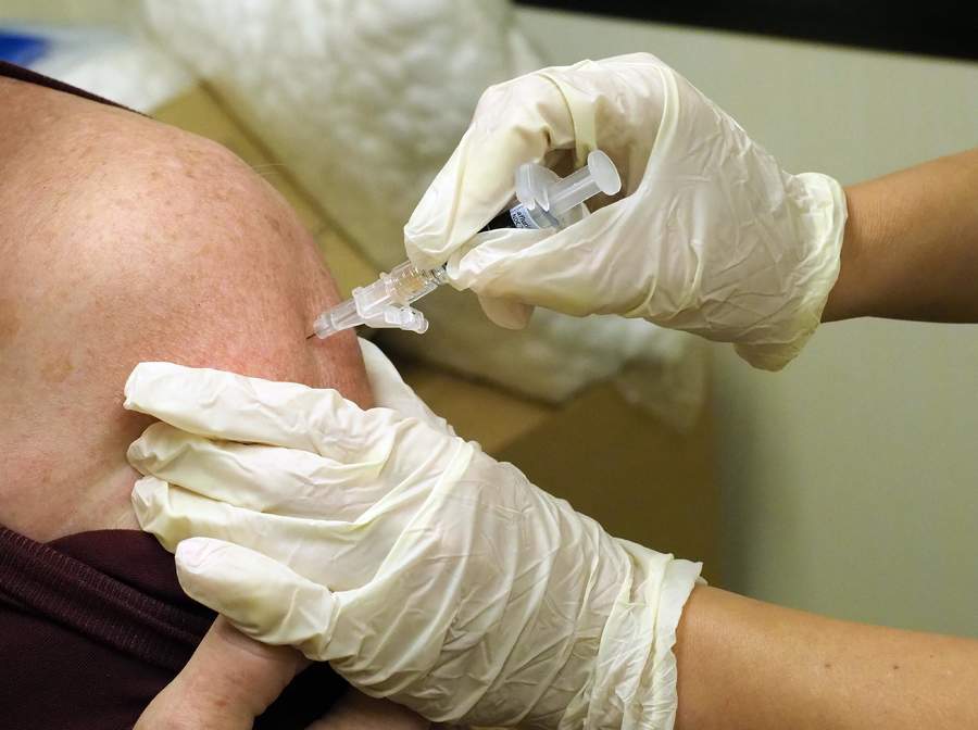 Solamente 41 por ciento de las personas, después de la edad escolar, acude a que se le aplique una vacuna. (ARCHIVO)