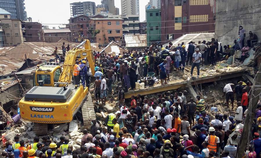 Reportan 12 muertos tras derrumbe de edificio en Nigeria