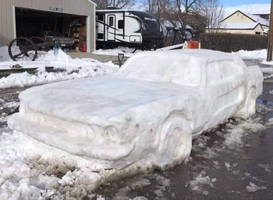 Familia pasa 5 horas construyendo un Mustang pero de nieve