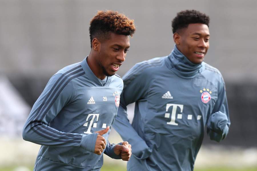 Coman (i) y Alaba (d) durante una sesión de entrenamiento con el Bayern. (Especial)