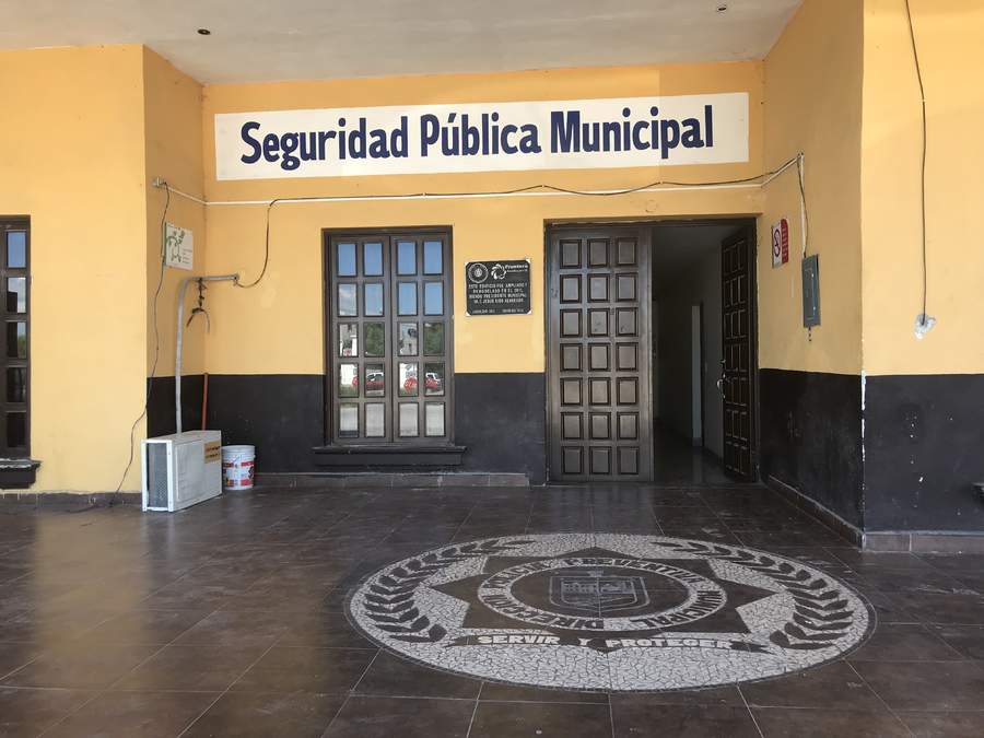 El escolta de la esposa del alcalde de Ciudad Frontera fue suspendido de su cargo y sujetado en investigación por la corporación, después de dos denuncias en su contra.Amenaza escolta de la familia de alcalde a vecino. 