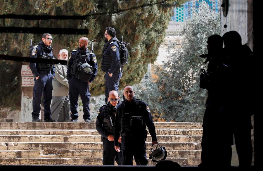 Los guardias palestinos del recinto se han enfrentado a los intentos policiales de expulsar a los fieles musulmanes de Bab al-Rahma, y de acuerdo con WAFA, existe la sospecha de que Israel quiera convertir el lugar en un área de oración judía. (EFE)