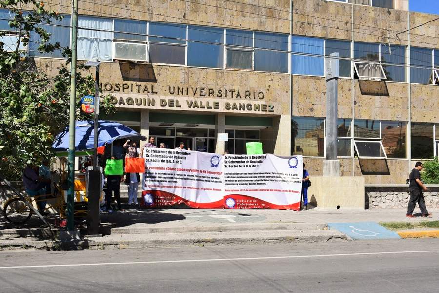 Protestan trabajadores del Hospital Universitario de Torreón