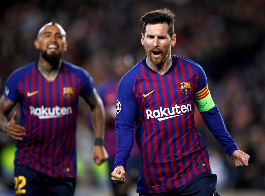 Lionel Messi, del Barcelona, festeja tras conseguir el tercer gol de su equipo en la vuelta de los octavos de final de la liga de Campeones ante Lyon.