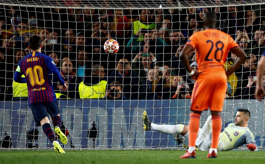 El delantero argentino del FC Barcelona consigue el primer gol de su equipo de penalti, durante el partido de vuelta de los octavos de final de la Liga de Campeones.