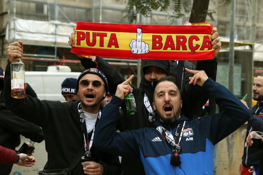 Centenares de seguidores radicales del Olympique Lyon se concentraron en la plaza Artós de Barcelona, desde donde se dirigirán al Camp Nou.