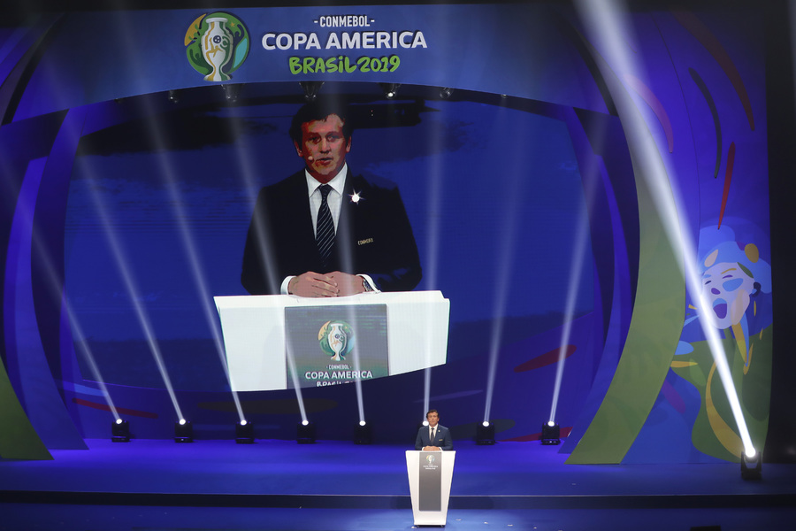 El presidente de la Conmebol, Alejandro Domínguez, habla durante el sorteo para la Copa América, en enero.