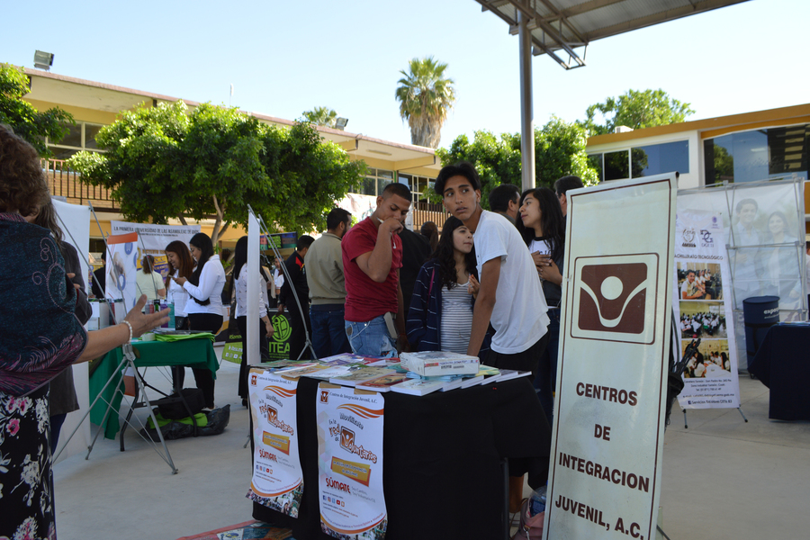 Realizaron durante el miércoles la Feria de Oferta Educativa de Educación Media y Superior, fue en la Escuela Normal de Torreón. (ROBERTO ITURRIAGA)