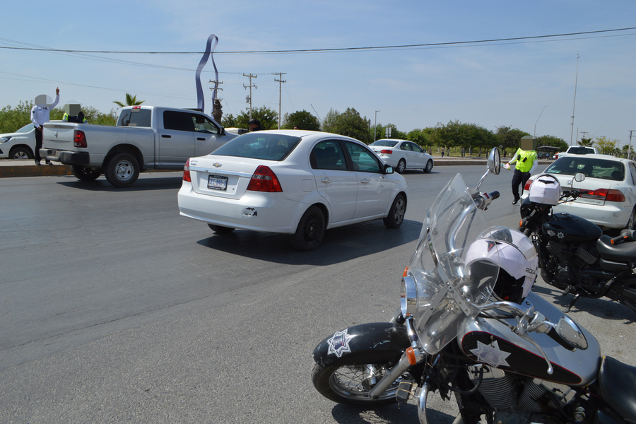 Sobre la carretera Torreón-Matamoros, a la altura del Manto de la Virgen diariamente circulan una gran cantidad de vehículos a alta velocidad. (FERNANDO COMPEÁN)
