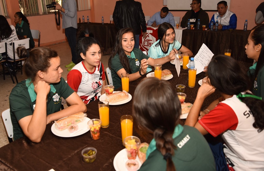 Las jugadoras albiverdes Isela Ojeda y Cinthya Peraza interactuaron con las adolescentes.