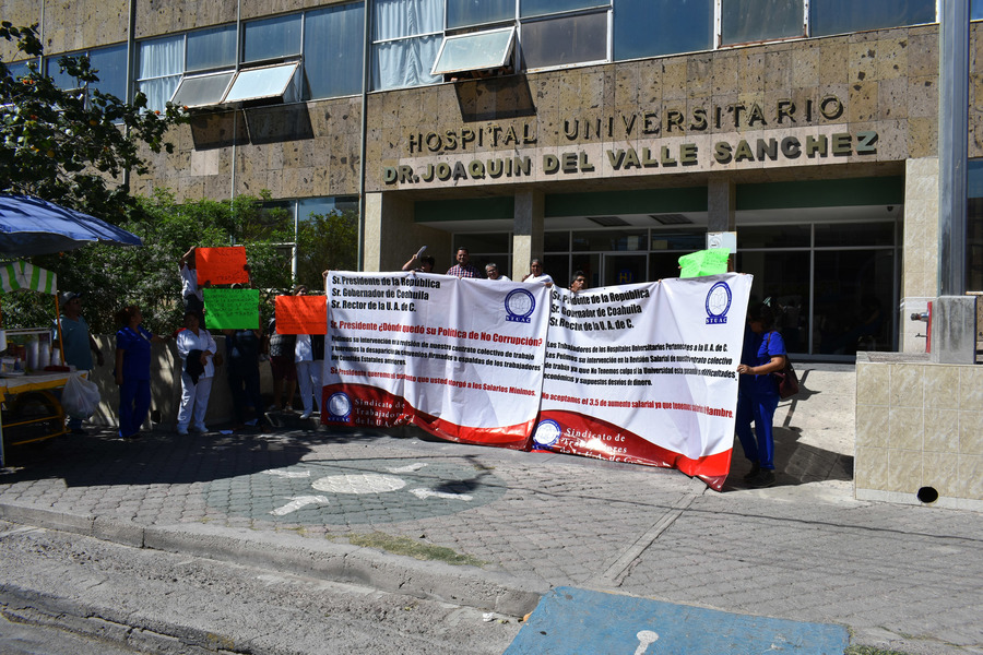 Protestan empleados del Hospital Universitario; exigen revisión de su contrato