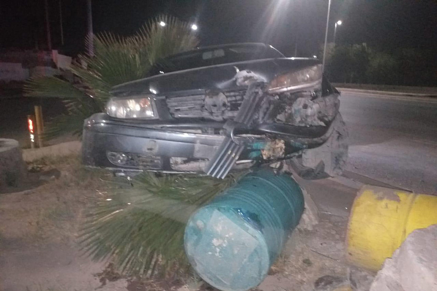 Un vehículo se impactó contra un jardín en la colonia Miguel de la Madrid de la ciudad de Torreón. (EL SIGLO DE TORREÓN) 