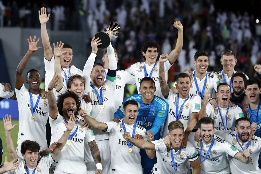 En esta foto del sábado 22 de diciembre de 2018, los jugadores del Real Madrid con el trofeo de campeones del Mundial de Clubes en Abu Dabi, Emiratos Árabes Unidos.