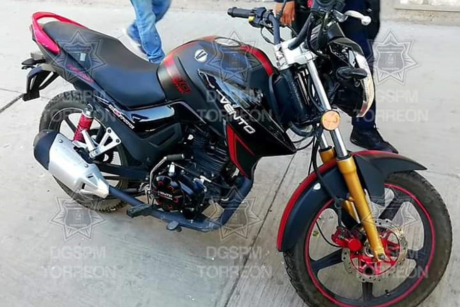 La Policía de Torreón recuperó una motocicleta con reporte de robo en la colonia Torreón Jardín. (ESPECIAL) 