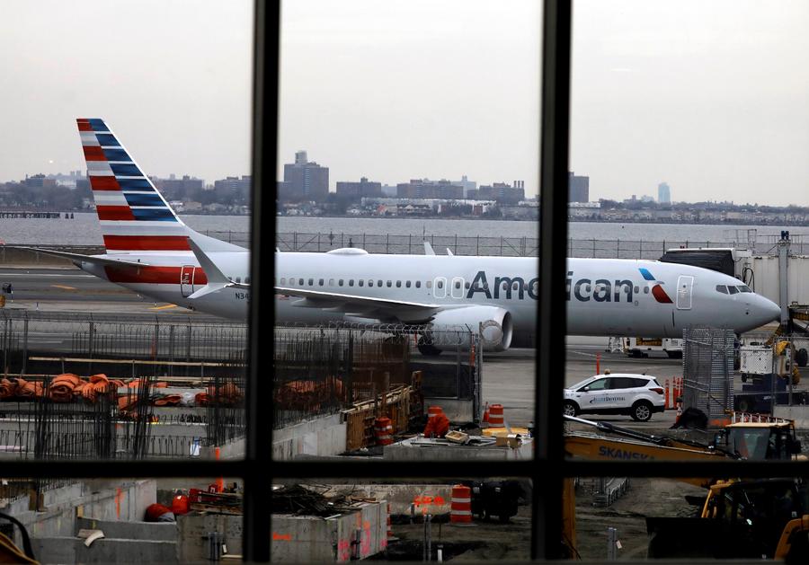 Un avión de American Airlines se quedó en el aeropuerto LaGuardia en Nueva York, después de que la FAA emitió una orden de emergencia para poner en tierra todos los Boeing 737 MAX 8 y 9. (EFE)