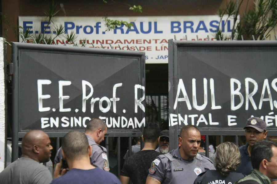 Policías custodiaron la entrada de la escuela pública Raul Brasil en Suzano, Brasil, luego del tiroteo perpetrado por 2 exalumnos. (AP)
