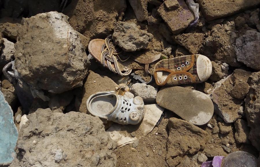 Varios zapatos de niños se pudieron encontrar entre los restos del edificio derrumbado. (EFE)