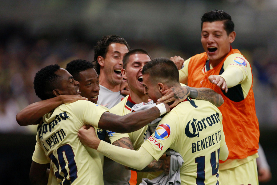 Nicolás Benedetti, del América, en festejo con sus compañeros después de anotar el segundo gol de su equipo.