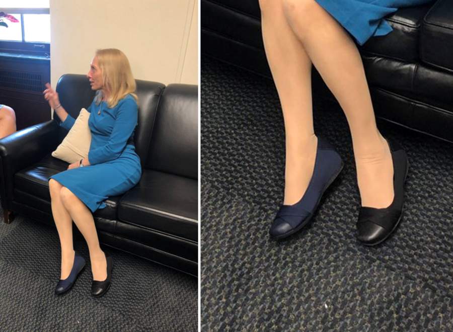 Congresista pasa el día sin fijarse que sus zapatos son diferentes
