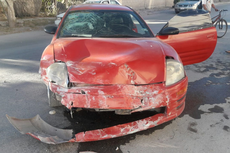 El vehículo quedó completamente destrozado por la parte frontal; el conductor resultó herido. (EL SIGLO DE TORREÓN) 