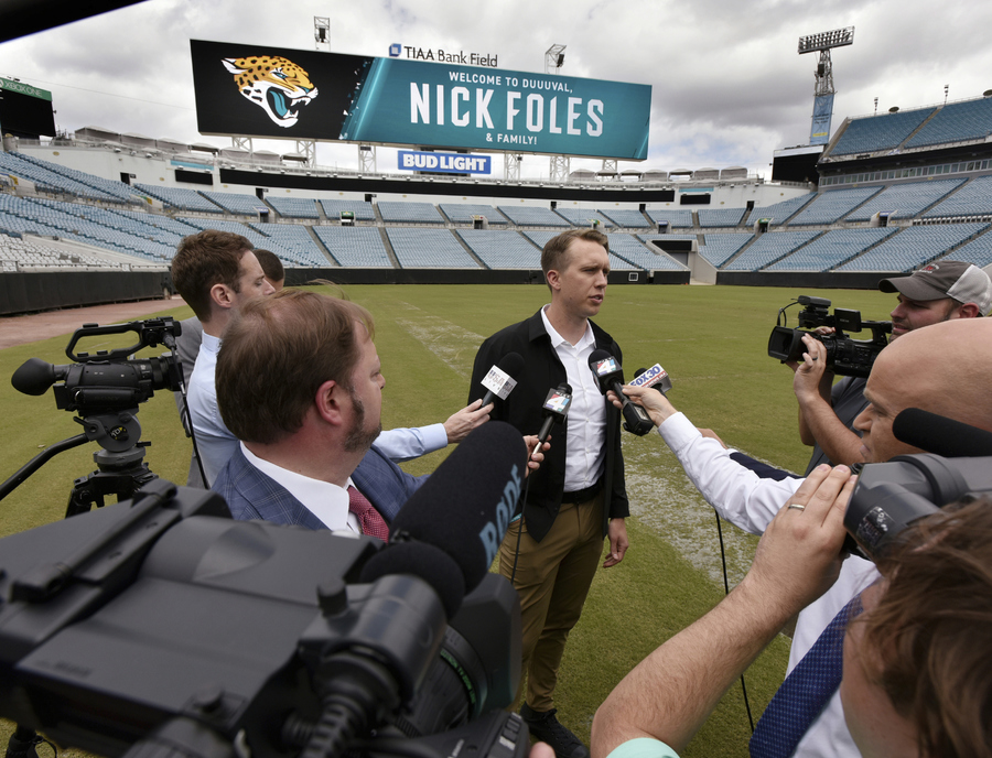 El quarterback Nick Foles habla con los medios después de firmar un contrato con los Jaguars por cuatro temporadas y 88 millones de dólares, en el TIAA Bank Field de Jacksonville, Florida.