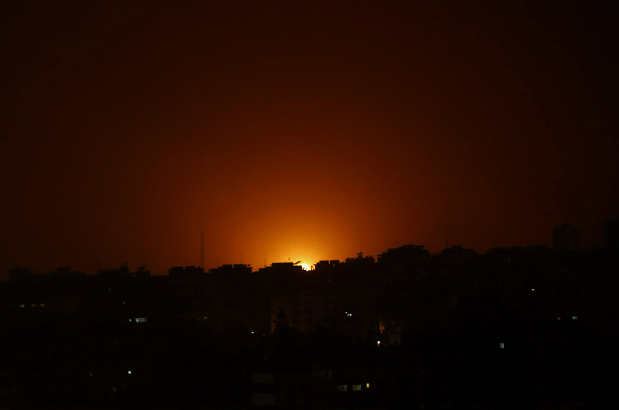 Una explosión causada por ataques aéreos de Israel en la Ciudad de Gaza. Israel bombardeó blancos extremistas en la Franja de Gaza. (AP)