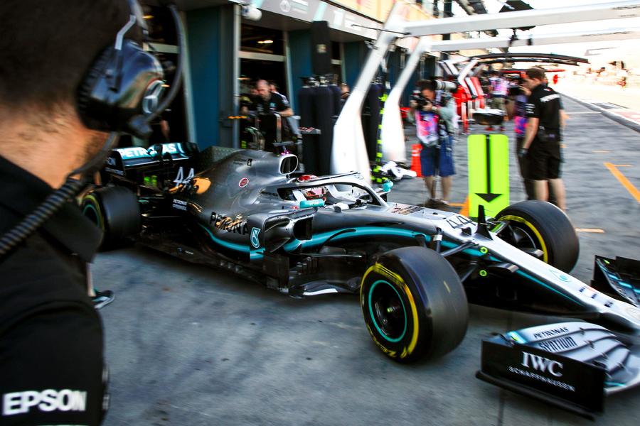 El piloto británico de Fórmula Uno Lewis Hamilton, de Mercedes, durante la primera sesión de práctica antes del Gran Premio de Australia.