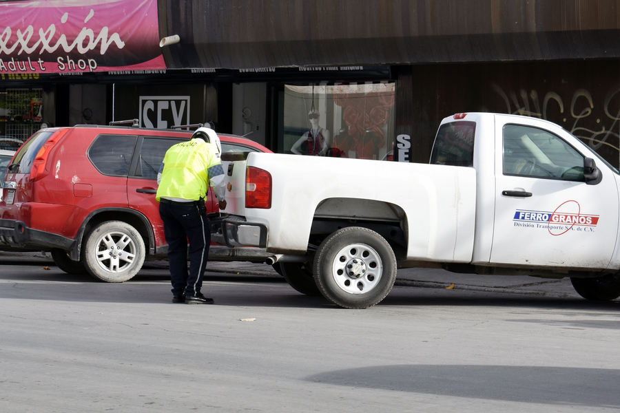 Comerciantes del Mercado Juárez denuncian que los agentes viales se la pasan 'acechando' a los automovilistas y las personas prefieren no acudir al centro a hacer sus compras. (EL SIGLO DE TORREÓN)