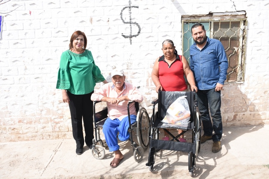 La alcaldesa, María Luisa González Achem, se comprometió con los grupos vulnerables para la entrega de sillas de ruedas nuevas. (EL SIGLO DE TORREÓN)