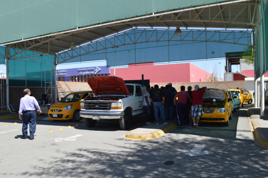 Largas filas de vehículos se registran diariamente en el Centro de Verificación Vehicular, taxistas se quejan de lentitud en atención. (ROBERTO ITURRIAGA)