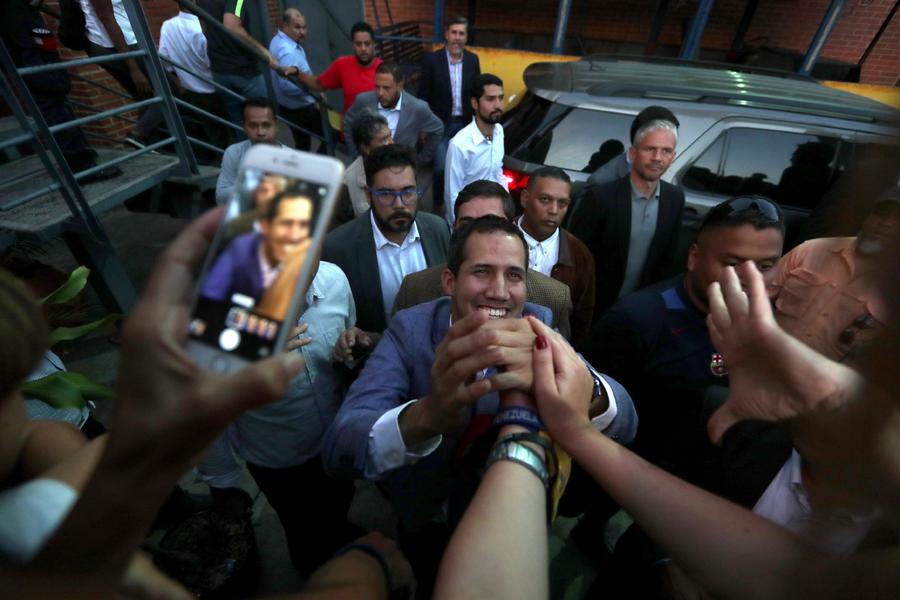 El líder opositor Juan Guaidó saludó a sus seguidores. (EFE)