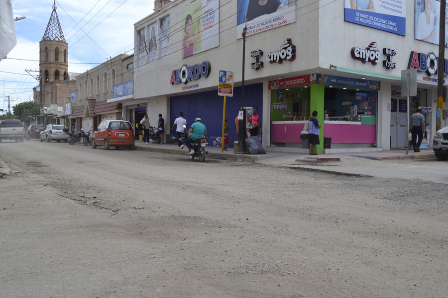 Debido a que no se cuenta con material, echarán carpeta asfáltica delgada en la avenida Cuauhtémoc, informó el alcalde de Matamoros, Horacio Piña.