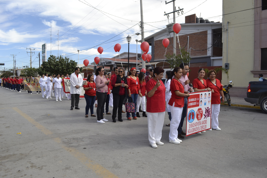 Desfilan trabajadores de la salud y estudiantes de San Pedro en el marco del Día Mundial contra la Tuberculosis.