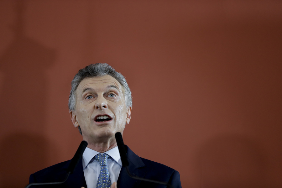 El presidente Macri y otros funcionarios de su Gobierno han expresado que la inflación se está desacelerando. (AP)