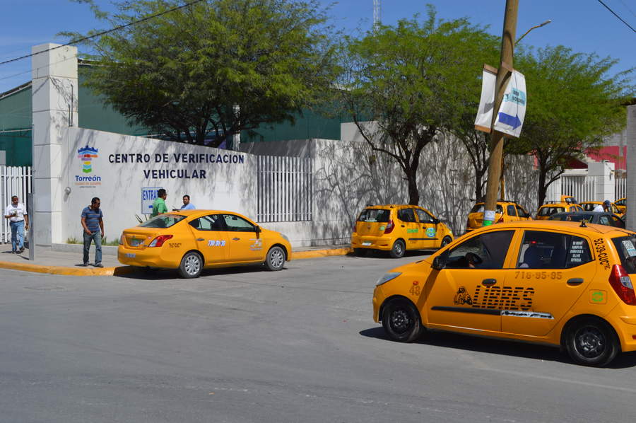 Taxistas pueden pagar sus placas y esperar verificación vehicular