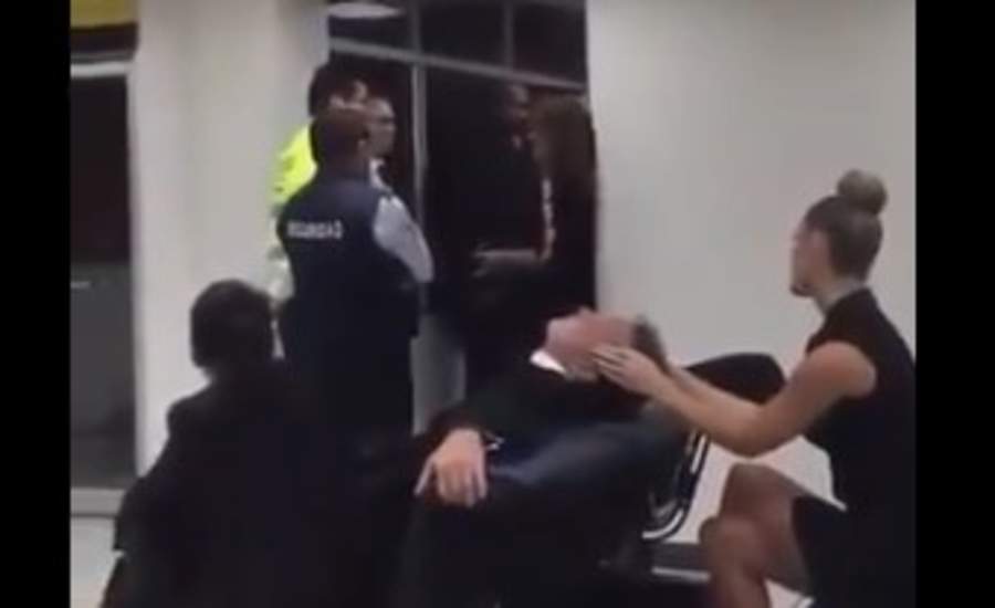 Luis Miguel recostado sobre unas sillas en un aeropuerto y una mujer haciéndole un masaje. (ESPECIAL)