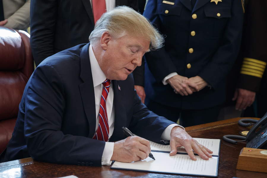 Trump firma veto a la resolución del Congreso contra su emergencia nacional. (EFE) 
