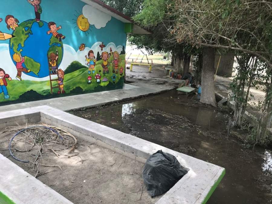 Se fractura canal de riego en poblado de San Carlos; se inundan calles y jardín de niños