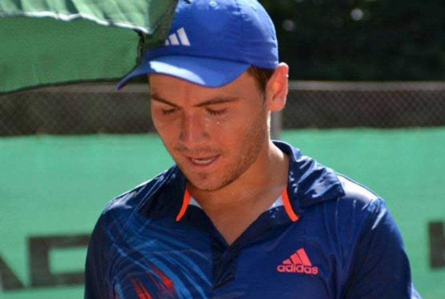 Mauricio Álvarez-Guzmán, tenista chileno que ocupa el puesto 3,059 en el ranking de la Federación Internacional de Tenis (ITF).
