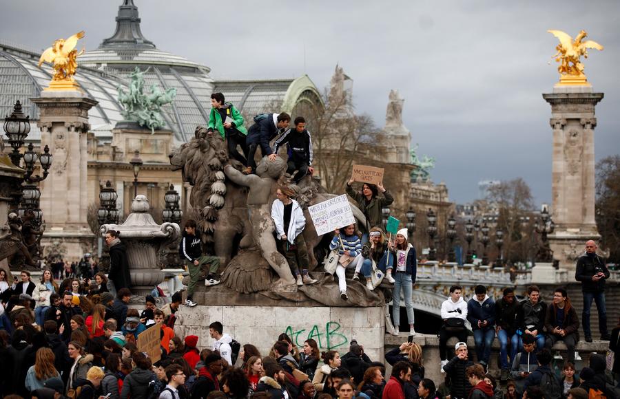 La nueva generación, la generación Z, alza la voz en todo el mundo, y esta vez la principal demanda de los jóvenes es por acciones para detener el cambio climático. En la imágenes, protesta en París.