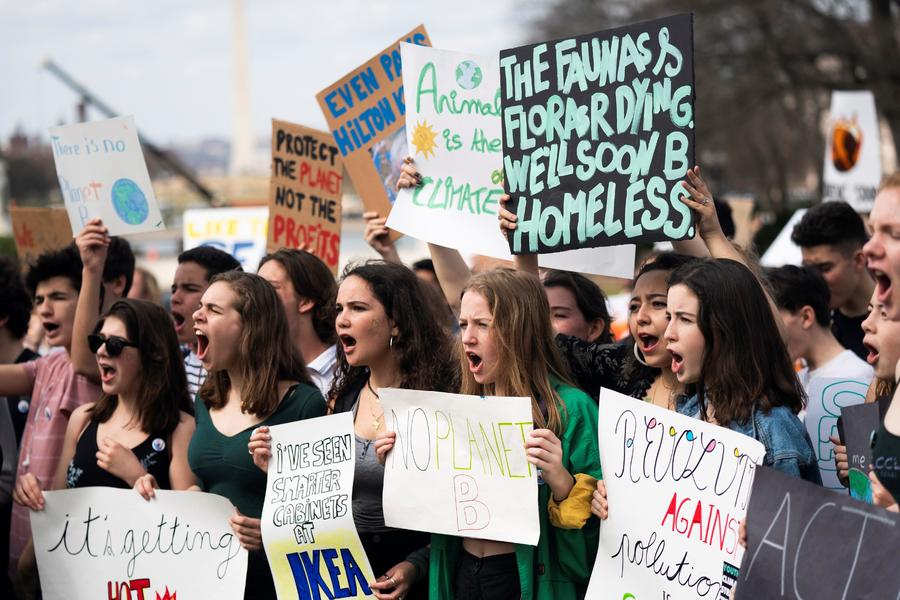 Jóvenes en Estados Unidos desafían las políticas de Donald Trump y salen a protestar contra las medidas impulsadas.