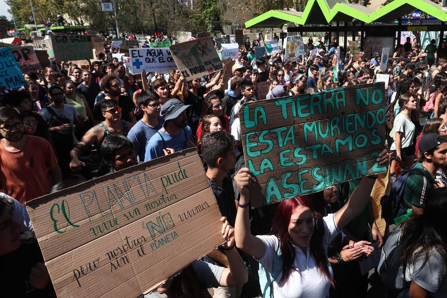 Jóvenes de toda América Latina salieron a protestar a las calles por las pocas acciones para detener el cambio climático.