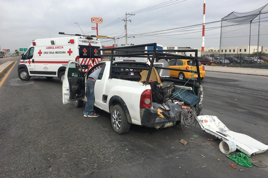 Paramédicos de la Cruz Roja arribaron al lugar para atender a una persona que resultó lesionada en el accidente vial. (EL SIGLO DE TORREÓN)