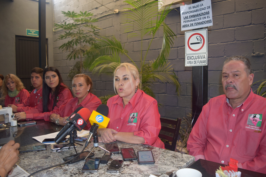 Ayer, la dirigente estatal del Partido Duranguense, Verónica Acosta informó que abandonan la coalición con el PAN y el PRD y que postularán a sus propios candidatos.