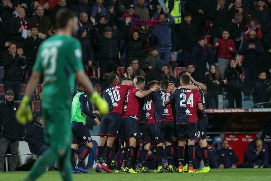Cagliari vence a la 'Fiore' y se aleja del descenso