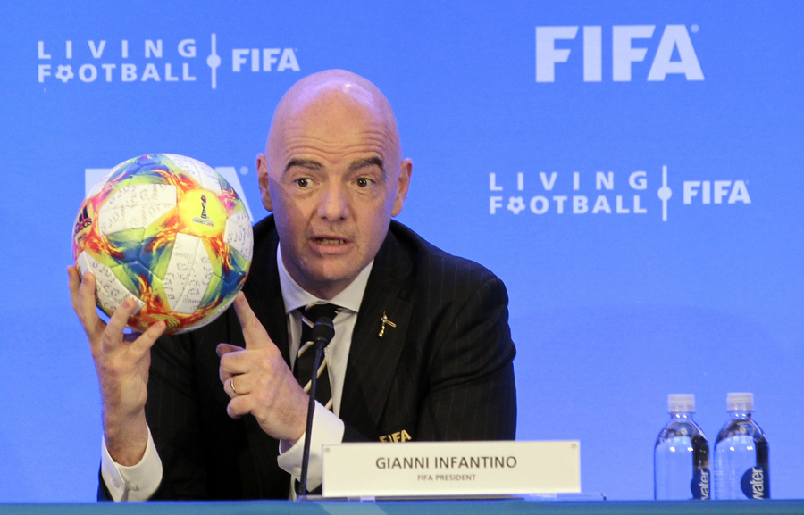 El presidente de la FIFA Gianni Infantino sostiene un balón durante una rueda de prensa tras la reunión del Consejo de la FIFA en Miami, ayer.