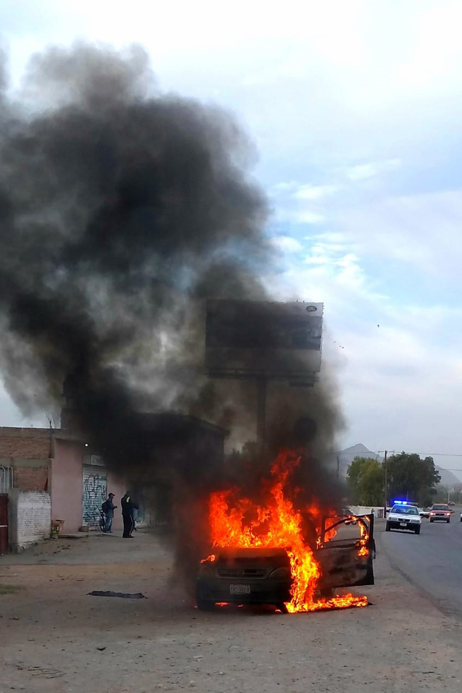 El vehículo incendiado fue considerado como pérdida total por las autoridades debido a los daños que presentó. (EL SIGLO DE TORREÓN)